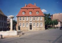 Die erste Bergschule mit den Knappenbrunnen